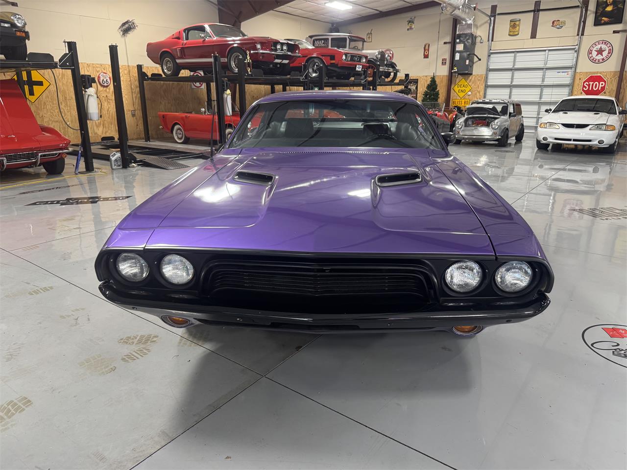 Dodge-Challenger-1973-Plum-Crazy-Black-2