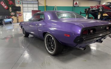 Dodge-Challenger-1973-Plum-Crazy-Black-20