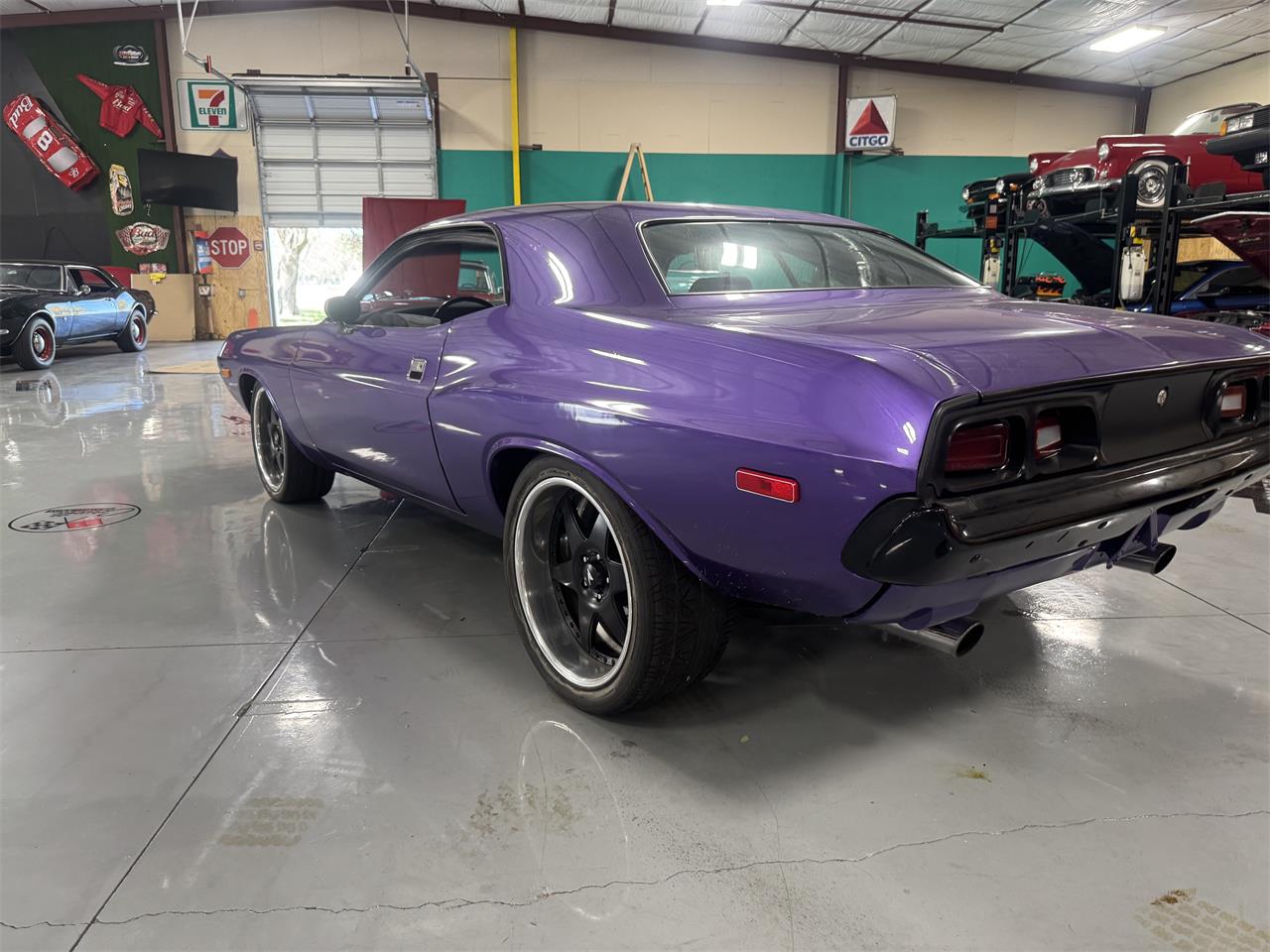 Dodge-Challenger-1973-Plum-Crazy-Black-20