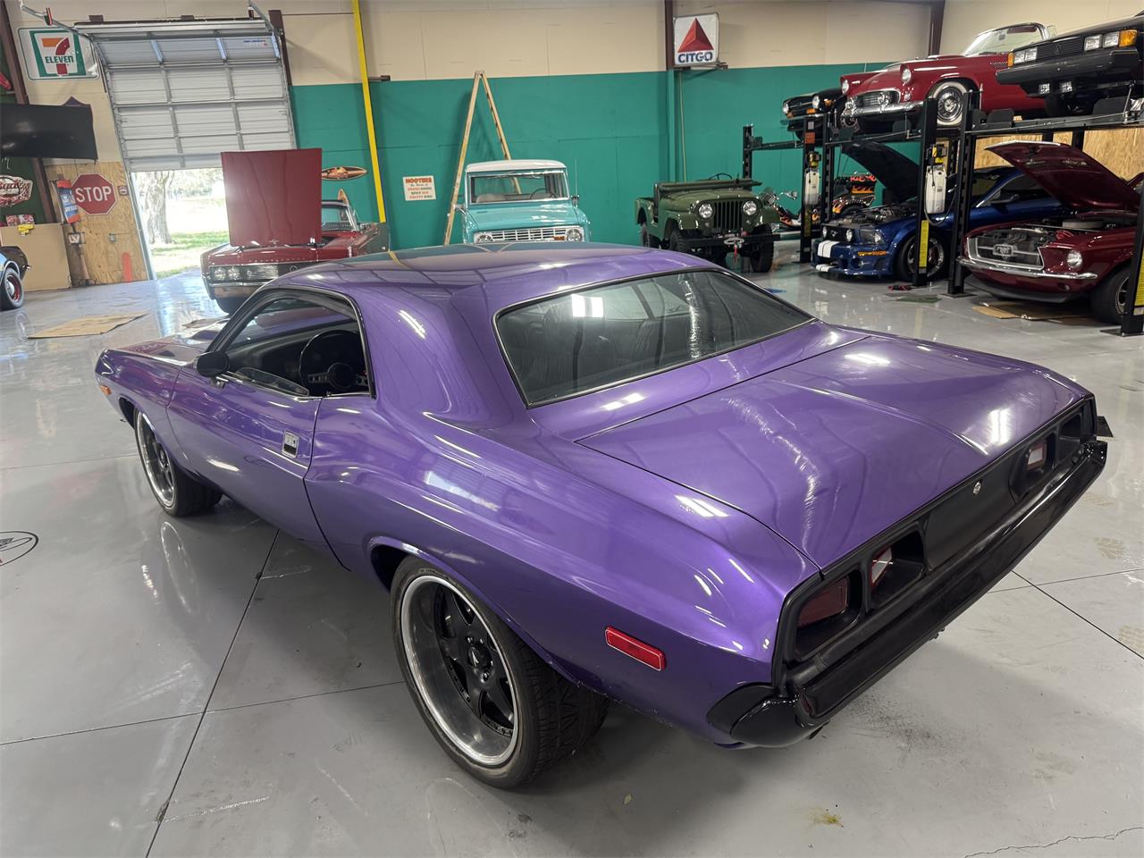 Dodge-Challenger-1973-Plum-Crazy-Black-21