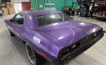 Dodge-Challenger-1973-Plum-Crazy-Black-24