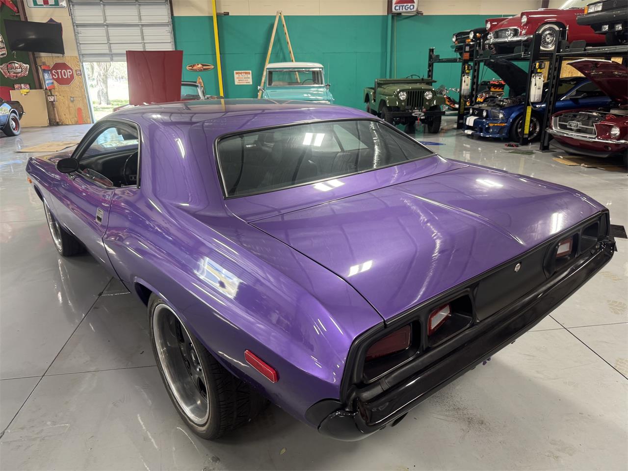Dodge-Challenger-1973-Plum-Crazy-Black-24