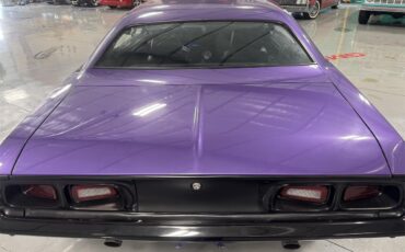 Dodge-Challenger-1973-Plum-Crazy-Black-25