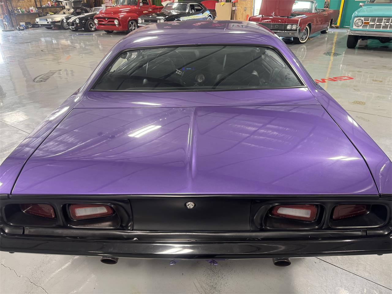 Dodge-Challenger-1973-Plum-Crazy-Black-25
