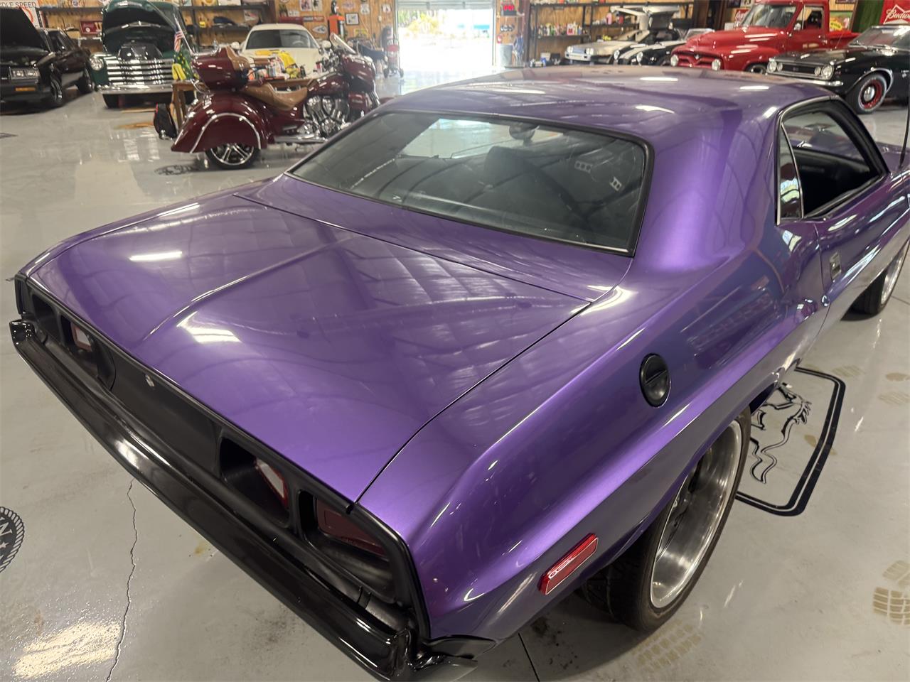 Dodge-Challenger-1973-Plum-Crazy-Black-26