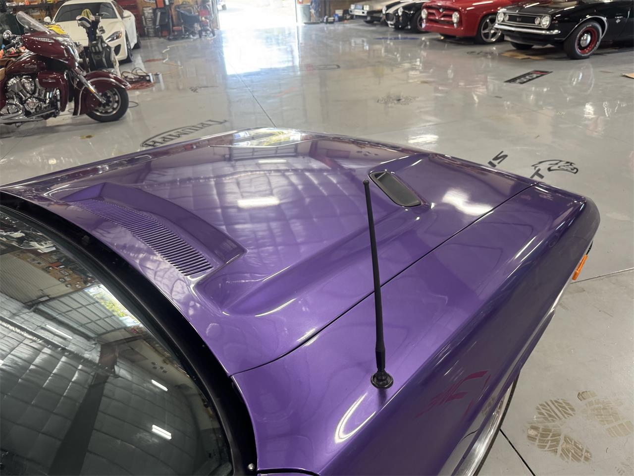 Dodge-Challenger-1973-Plum-Crazy-Black-28