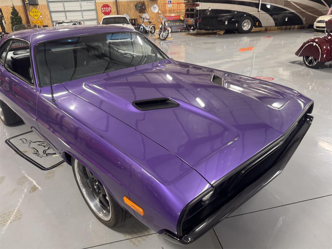 Dodge-Challenger-1973-Plum-Crazy-Black-29