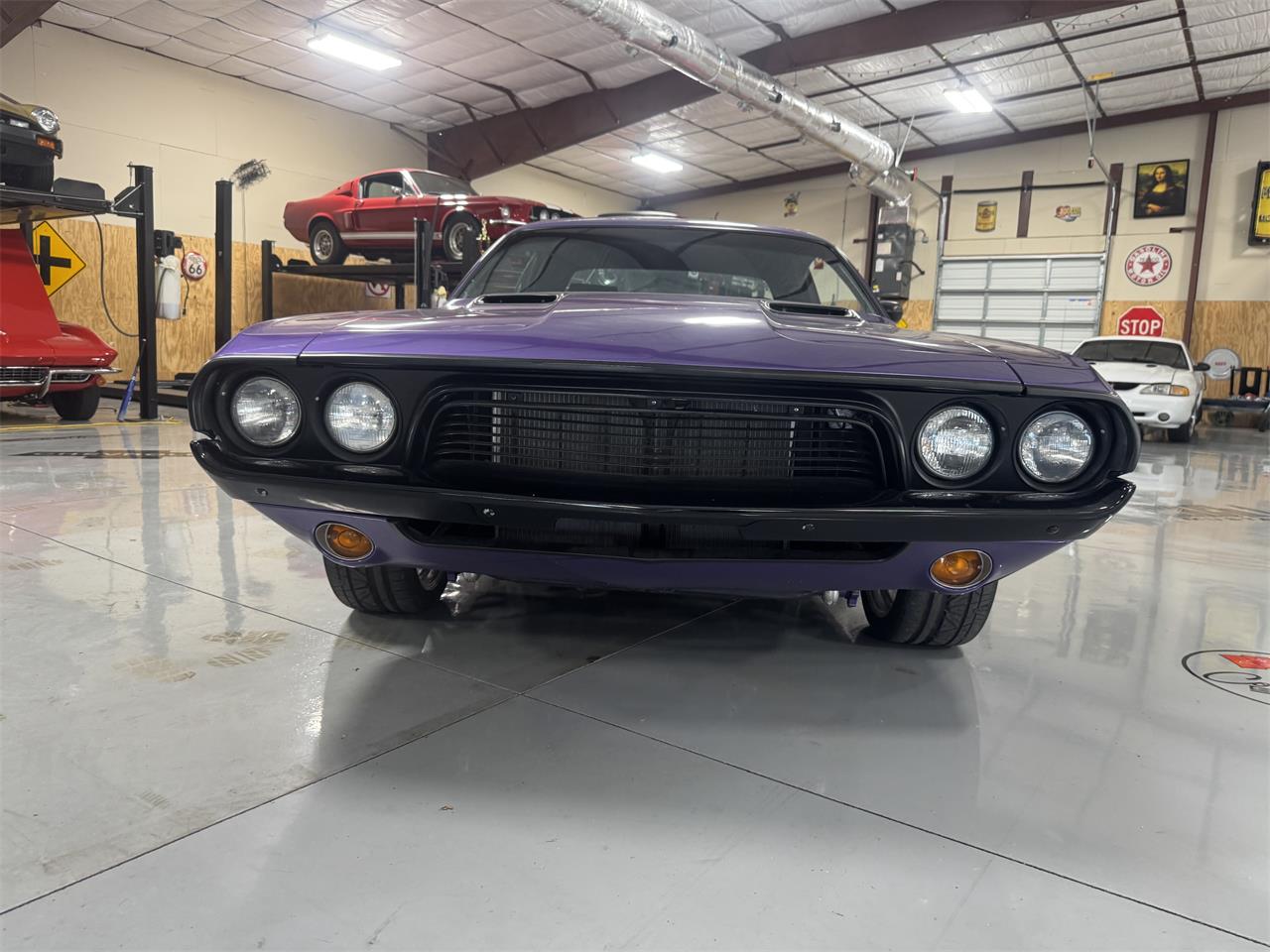 Dodge-Challenger-1973-Plum-Crazy-Black-3
