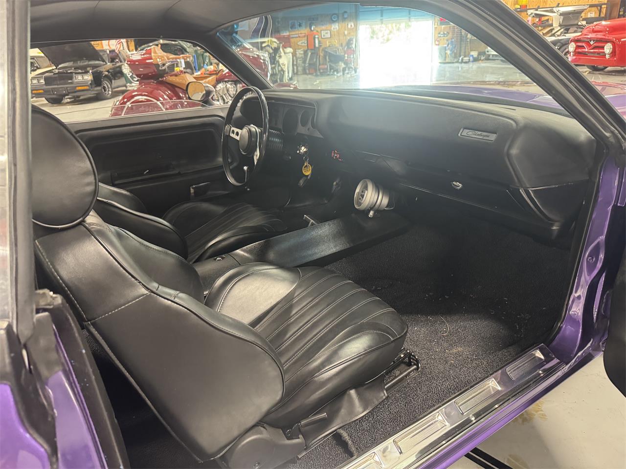Dodge-Challenger-1973-Plum-Crazy-Black-31