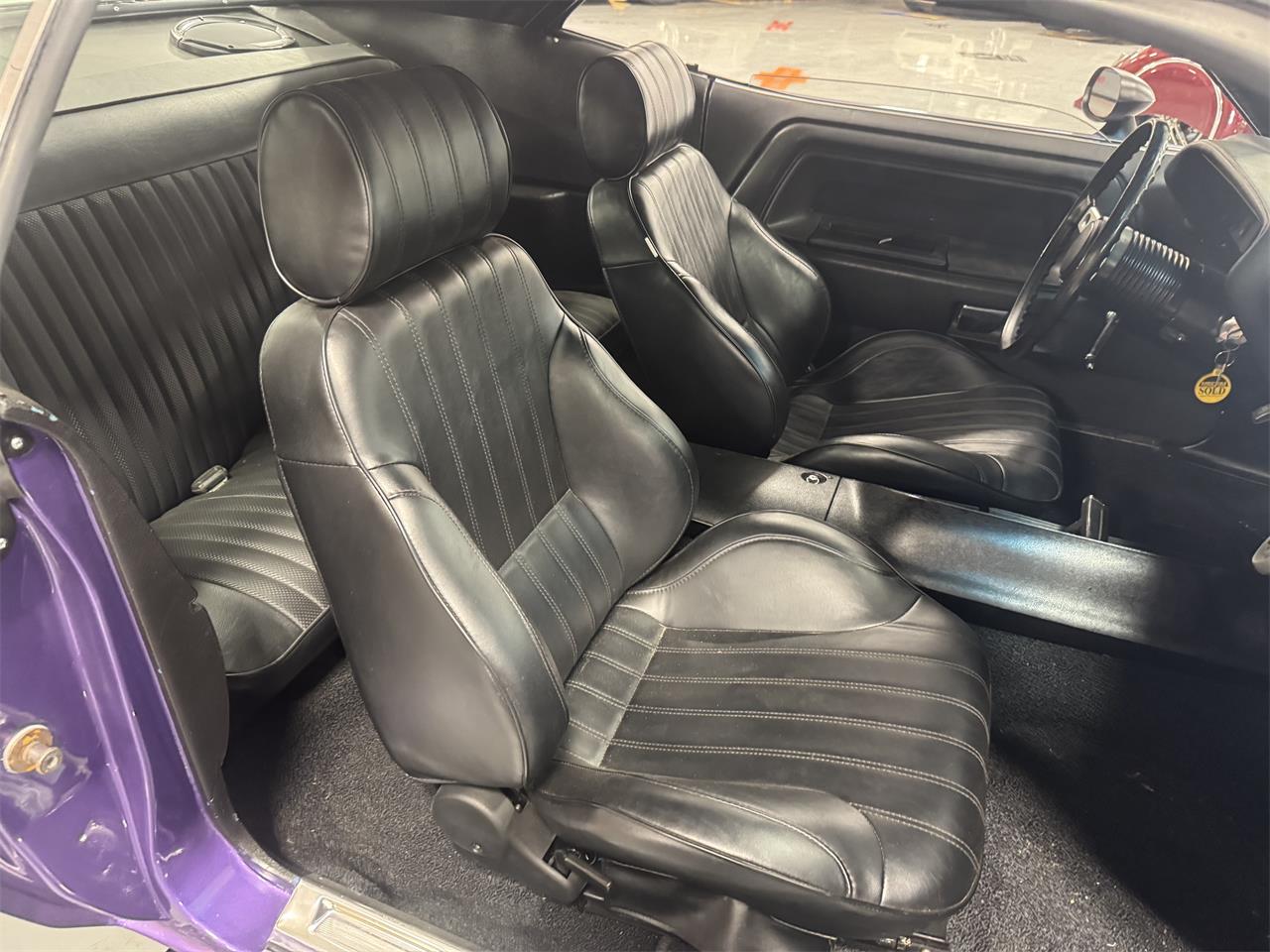 Dodge-Challenger-1973-Plum-Crazy-Black-32