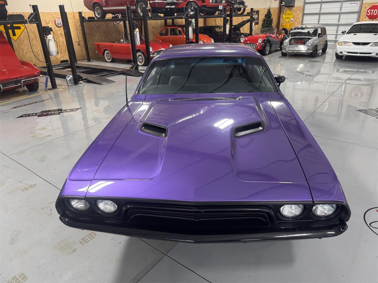 Dodge-Challenger-1973-Plum-Crazy-Black-4