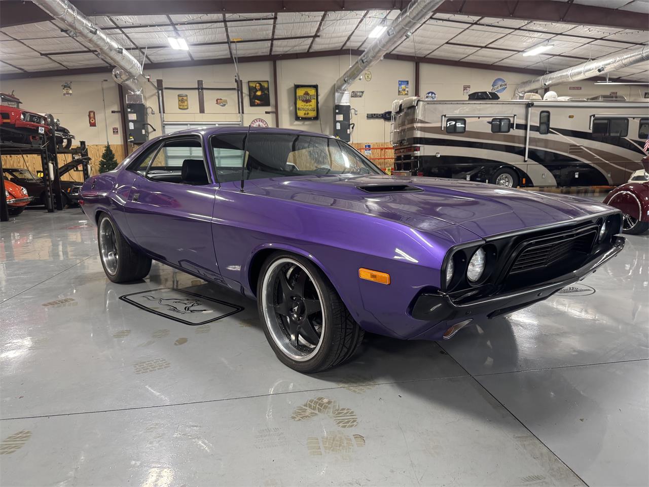 Dodge-Challenger-1973-Plum-Crazy-Black-5