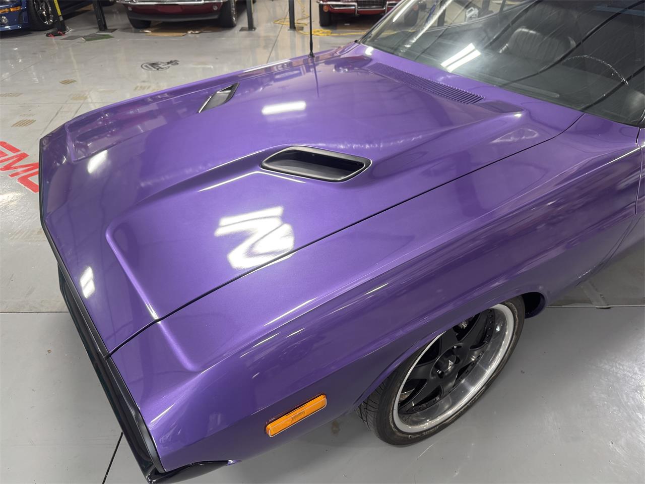 Dodge-Challenger-1973-Plum-Crazy-Black-6