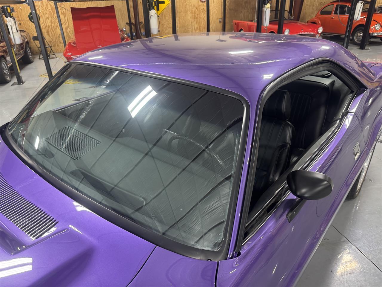 Dodge-Challenger-1973-Plum-Crazy-Black-7