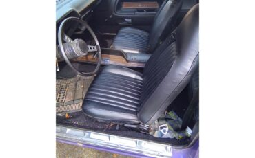 Dodge-Challenger-1973-Purple-Black-4