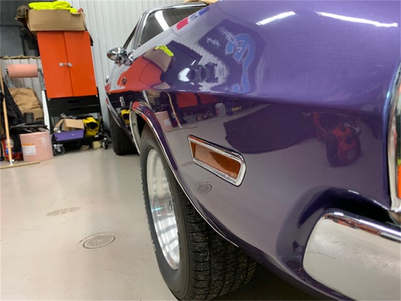 Dodge-Challenger-rt-1970-Crazy-Plum-Black-5