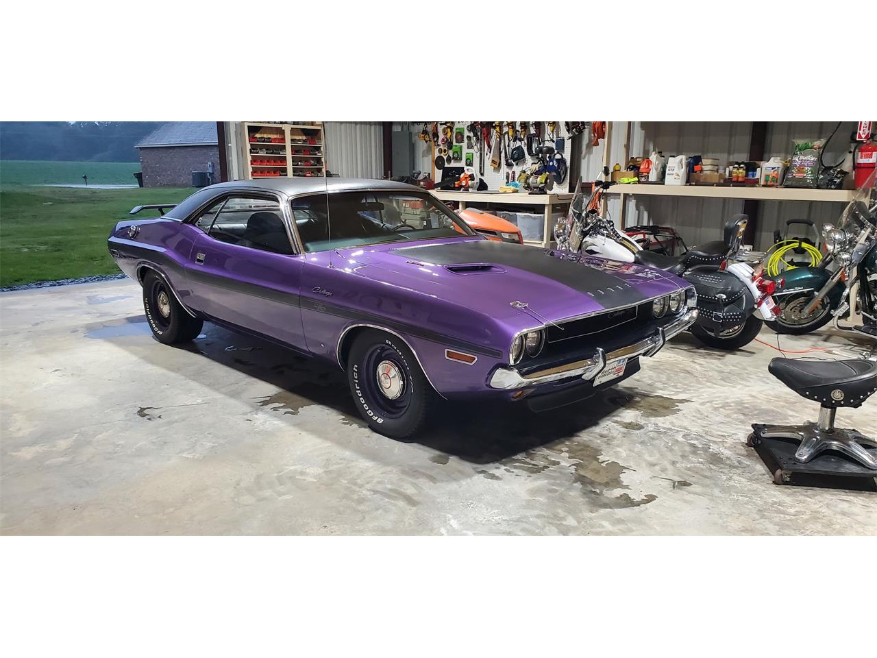 Dodge-Challenger-rt-1970-Plum-Crazy-Purple-Black-1