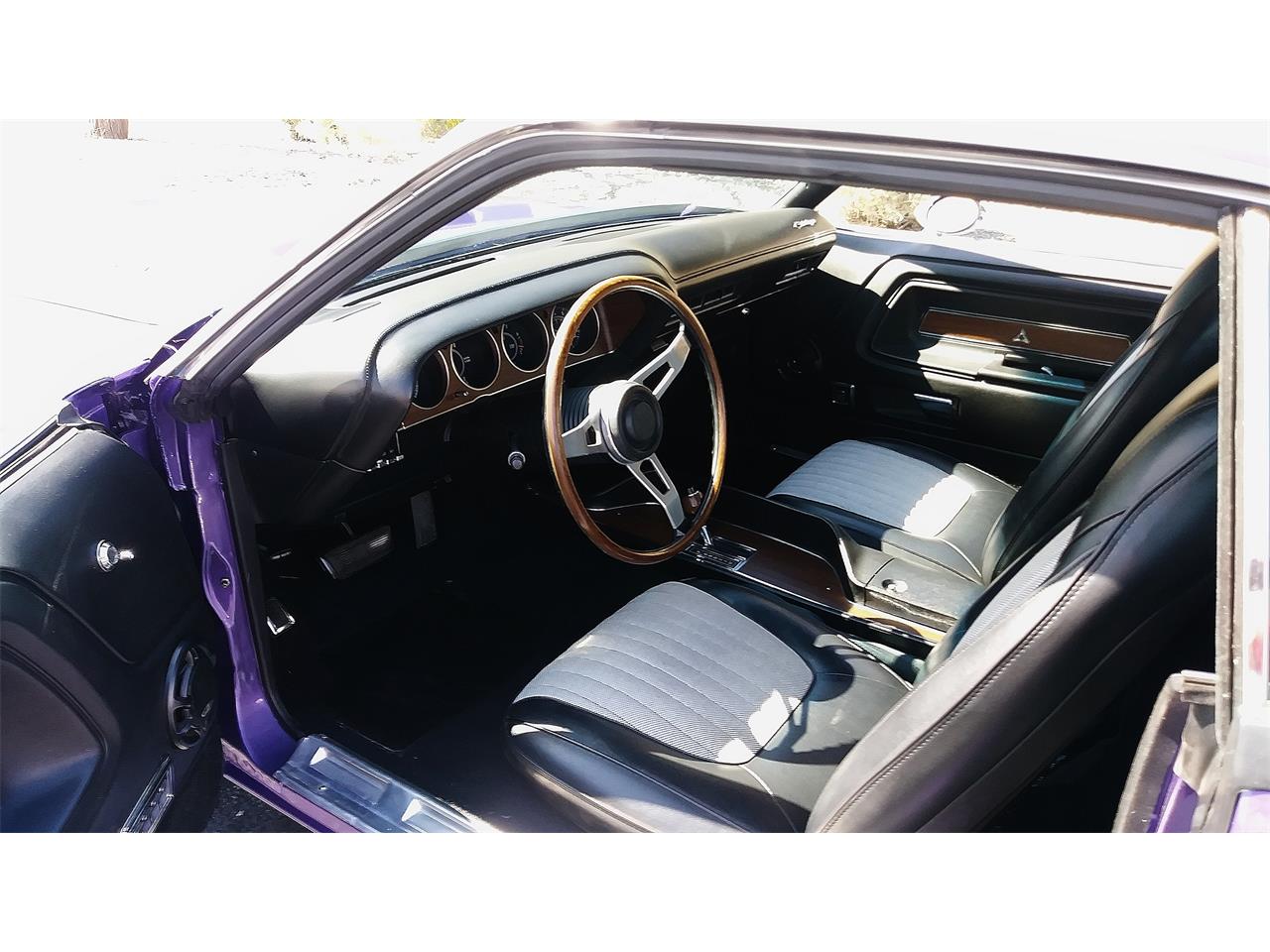 Dodge-Challenger-rt-1970-Plum-Crazy-Purple-Black-29