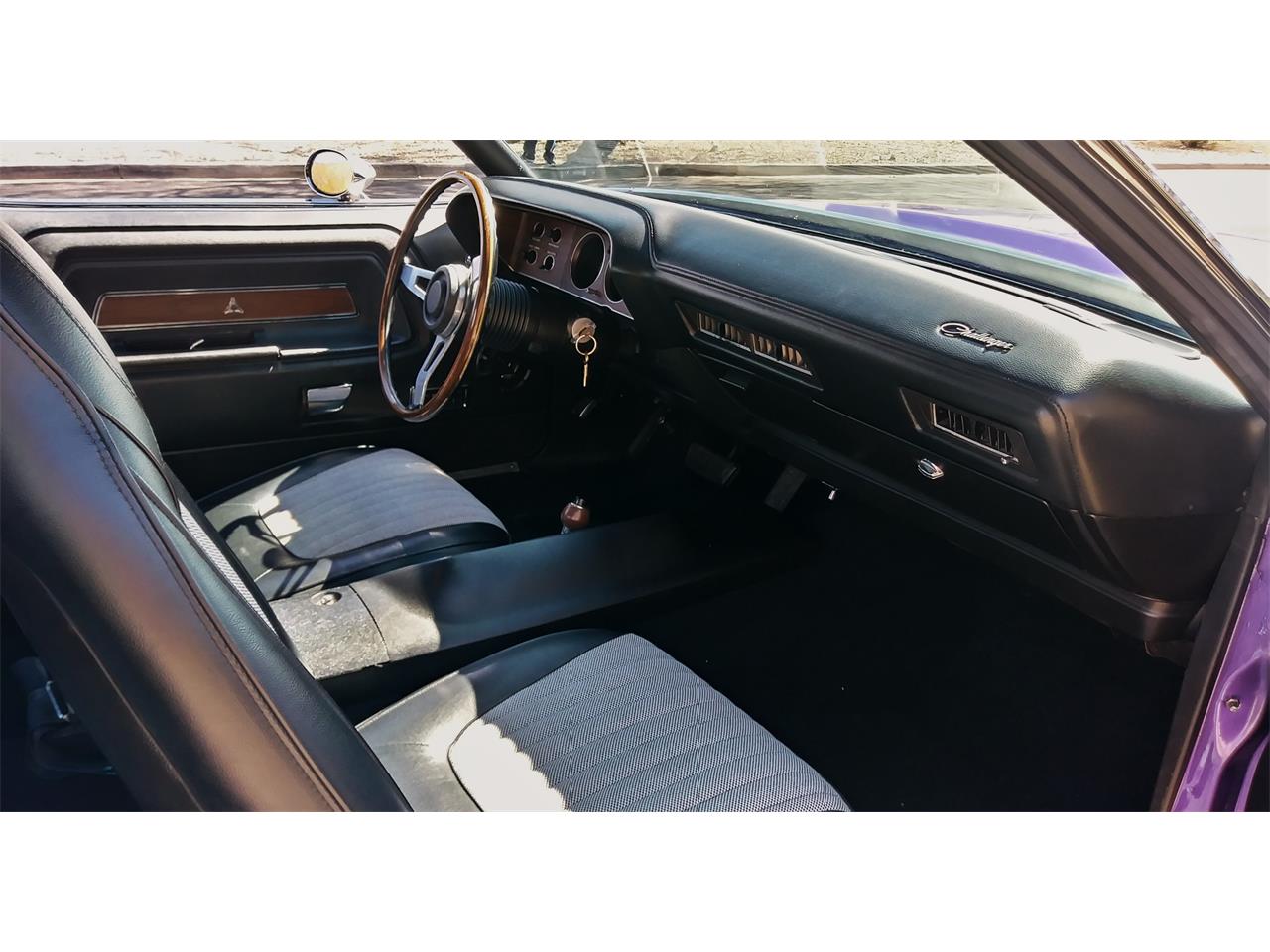 Dodge-Challenger-rt-1970-Plum-Crazy-Purple-Black-33
