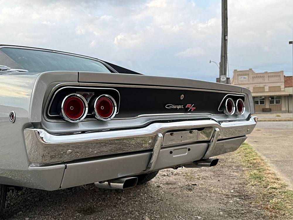 Dodge-Charger-rt-1968-custom-23