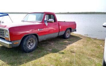 Dodge-D150-1982-Red