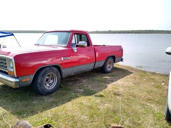 Dodge-D150-1982-Red
