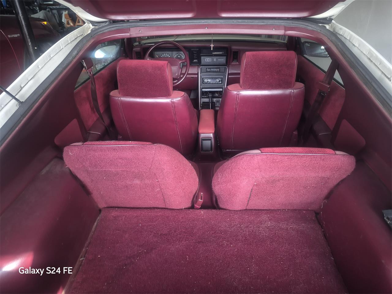 Dodge-Daytona-1989-White-Maroon-5