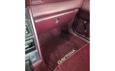Dodge-Daytona-1989-White-Maroon-7