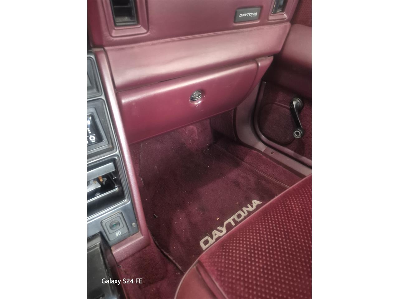 Dodge-Daytona-1989-White-Maroon-7