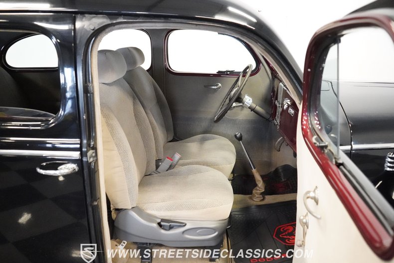 Dodge-Other-1938-Black-Beige-7