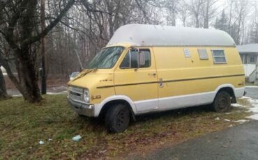 Dodge-Other-1976-Yellow