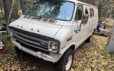 Dodge-Pathfinder-4x4-van-1978-white-2