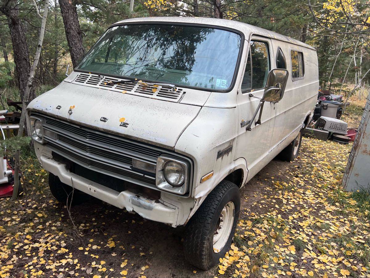 Dodge-Pathfinder-4x4-van-1978-white-2