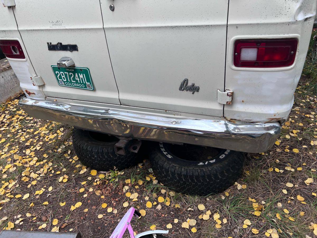 Dodge-Pathfinder-4x4-van-1978-white-3
