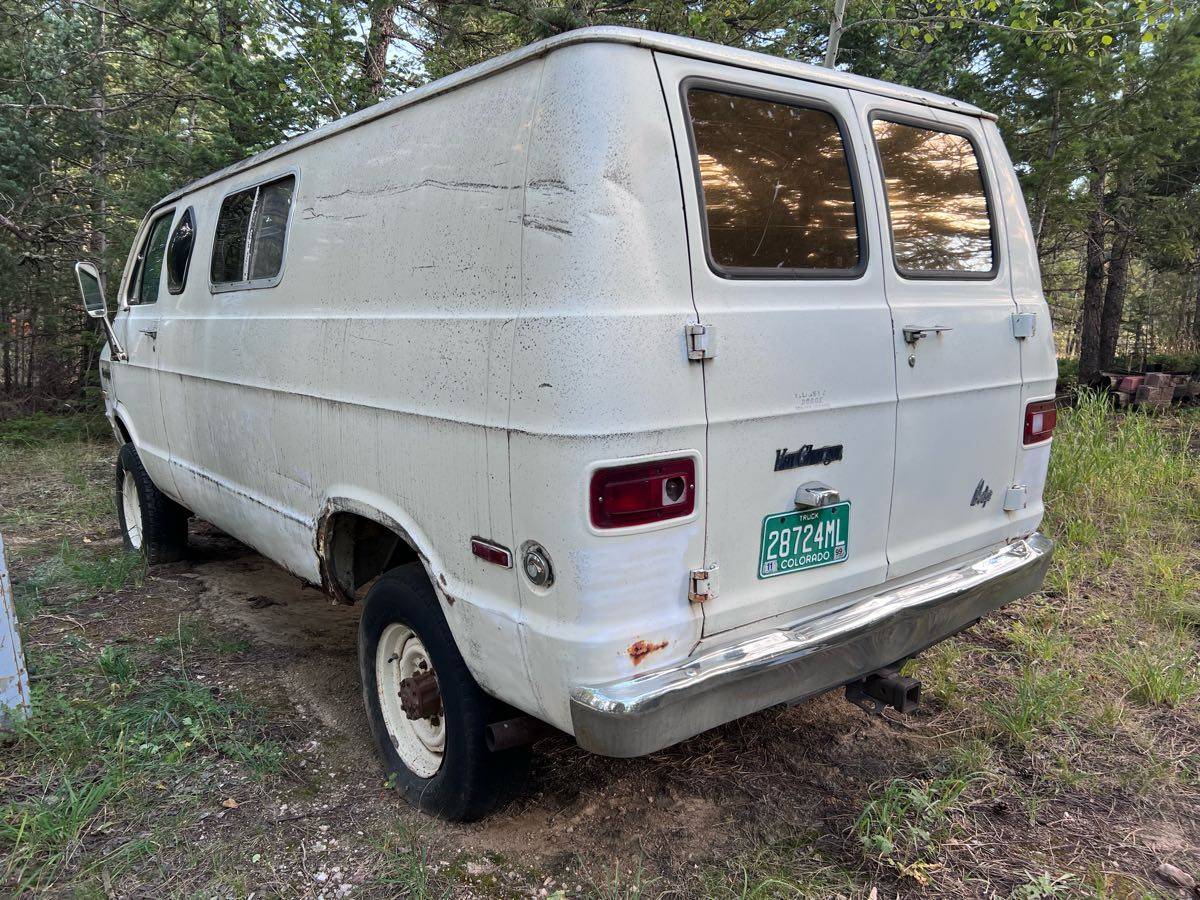 Dodge-Pathfinder-4x4-van-1978-white-7