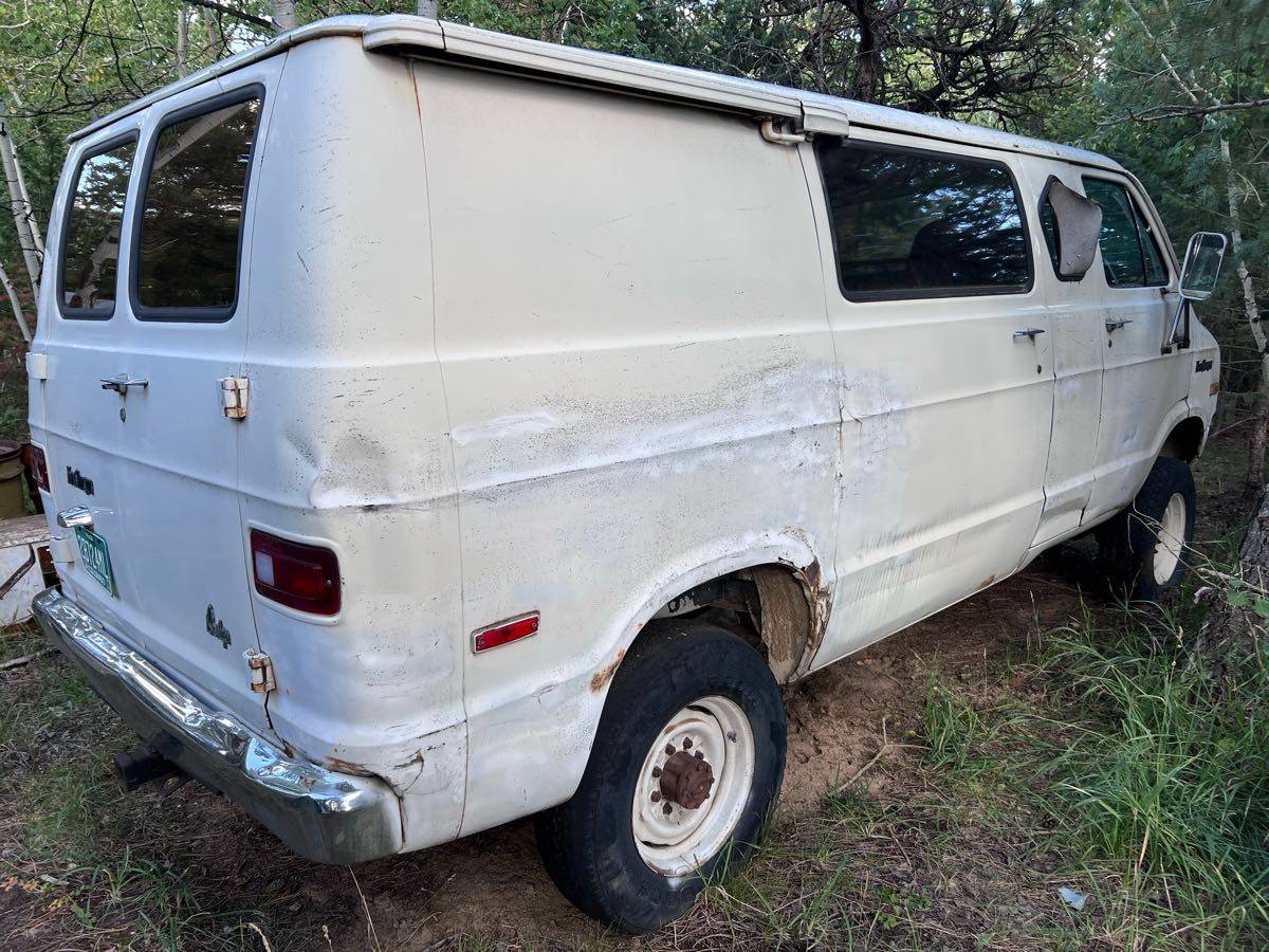 Dodge-Pathfinder-4x4-van-1978-white-8