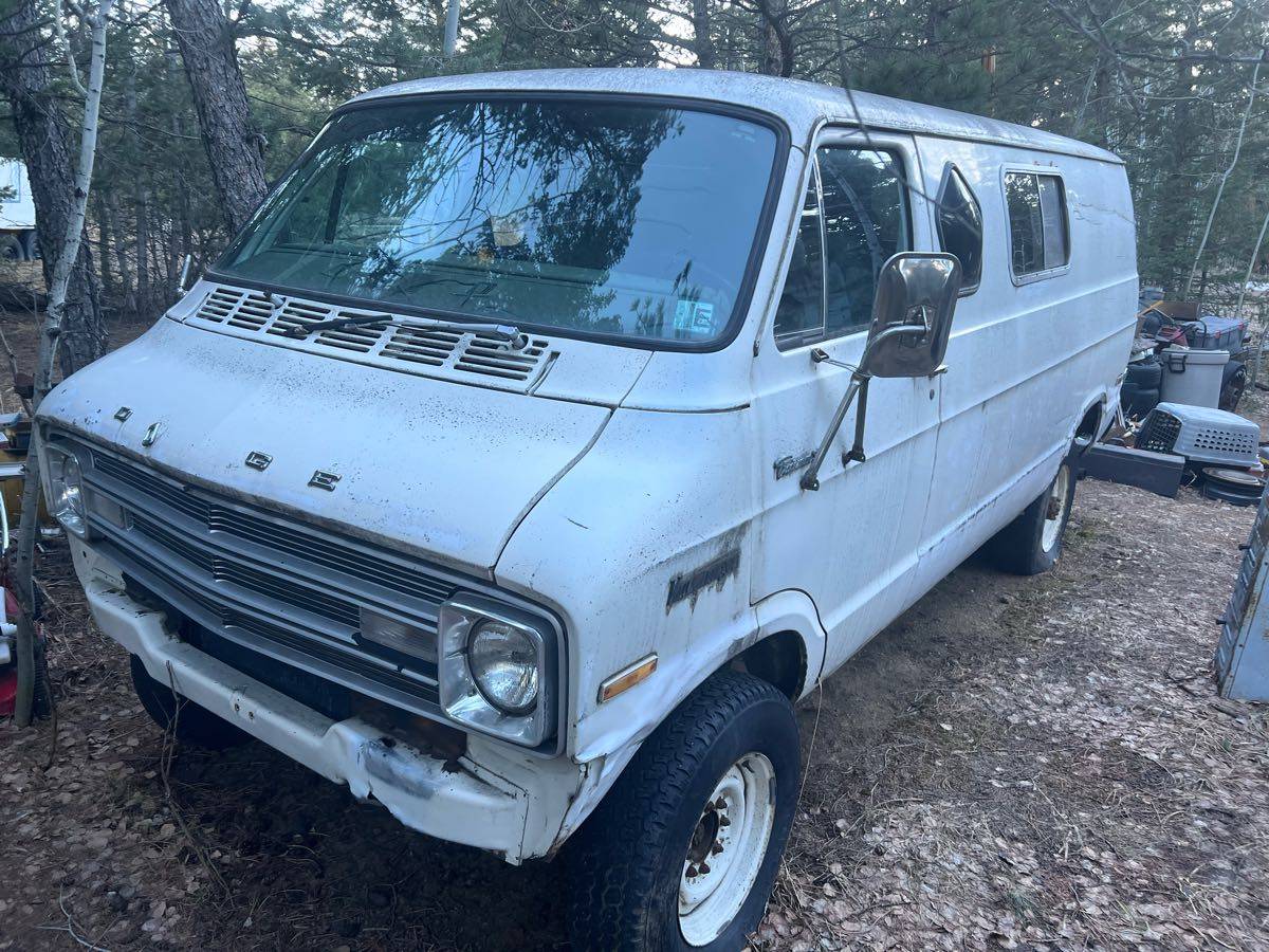 Dodge-Pathfinder-4x4-van-1978-white
