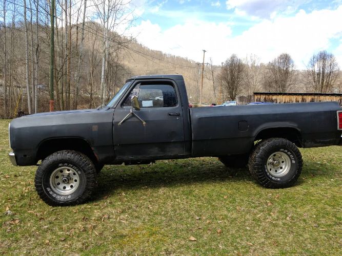 Dodge-Ram-1982-3