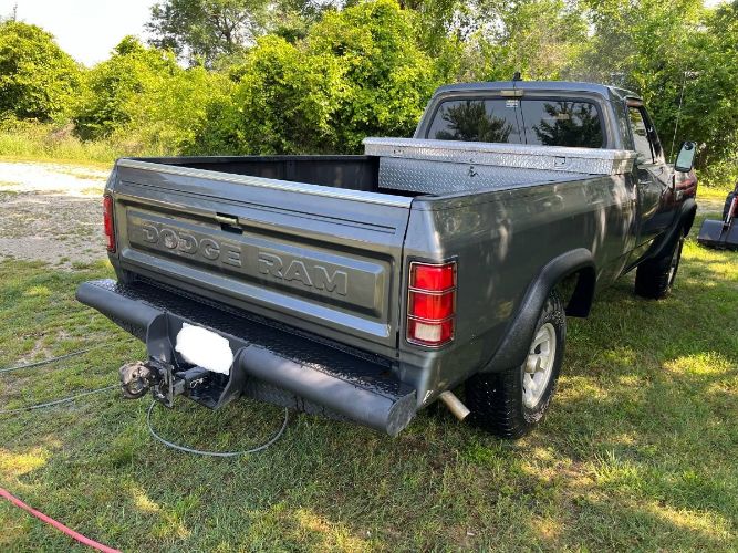Dodge-Ram-1984-Gray-2