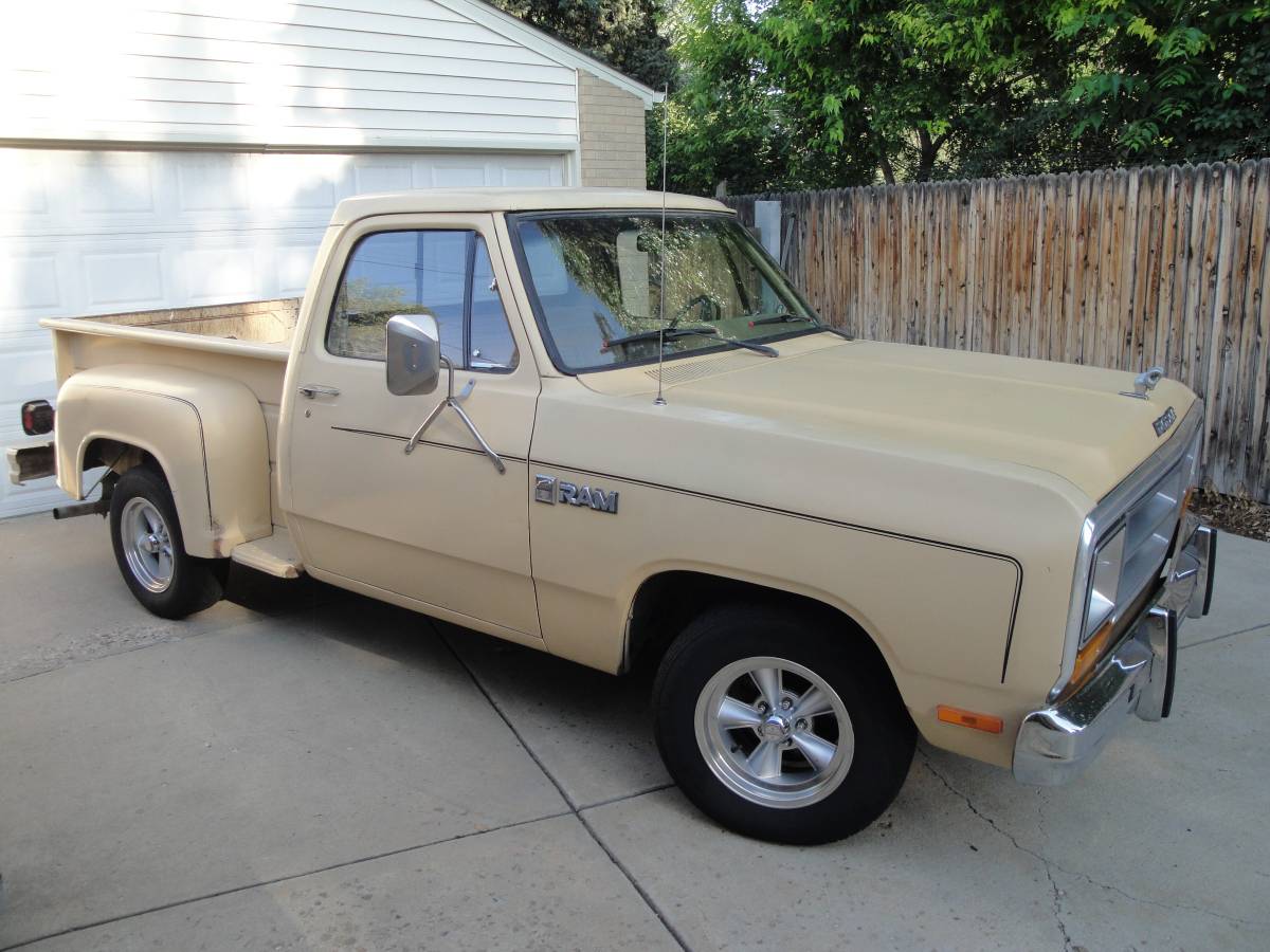 Dodge-Ram-d150-1982-1
