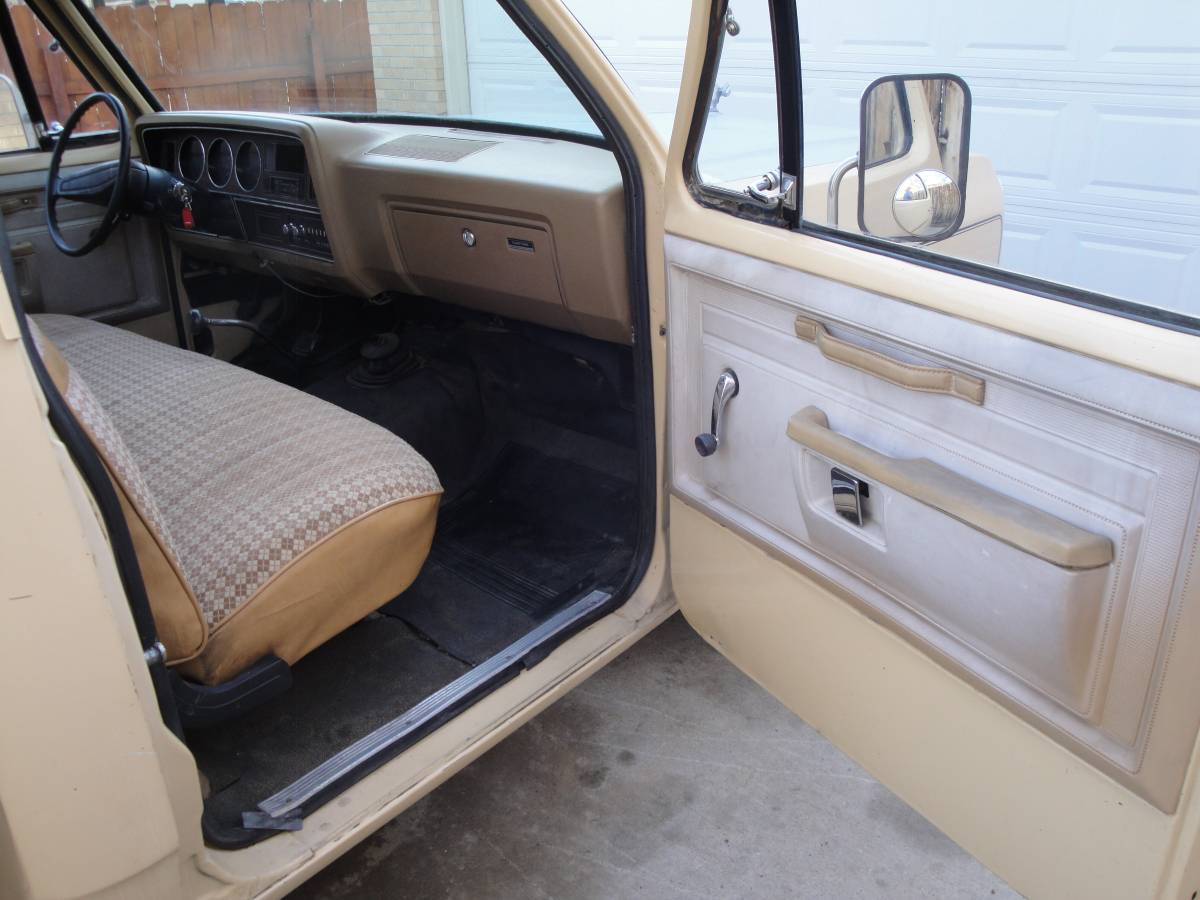 Dodge-Ram-d150-1982-4