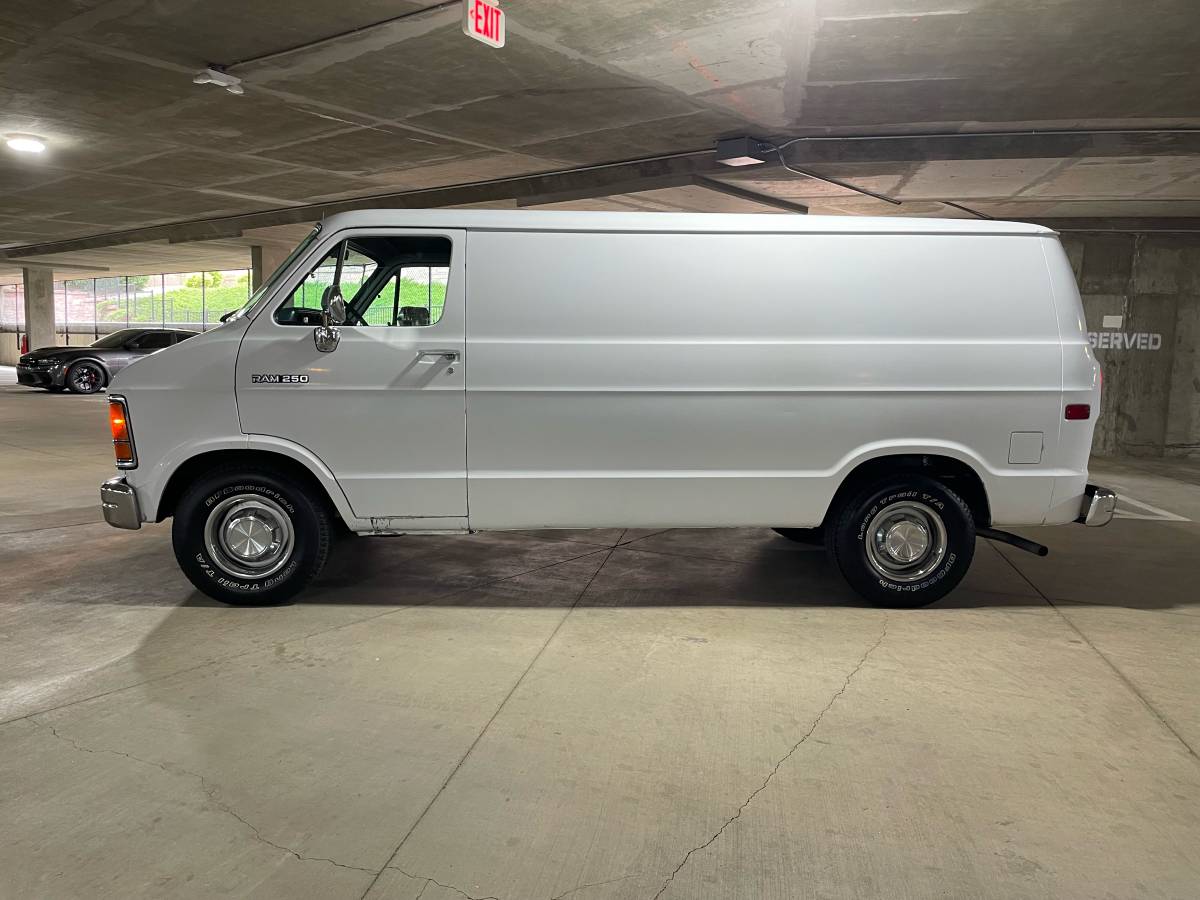 Dodge-Ram-van-2500-1991-white-1
