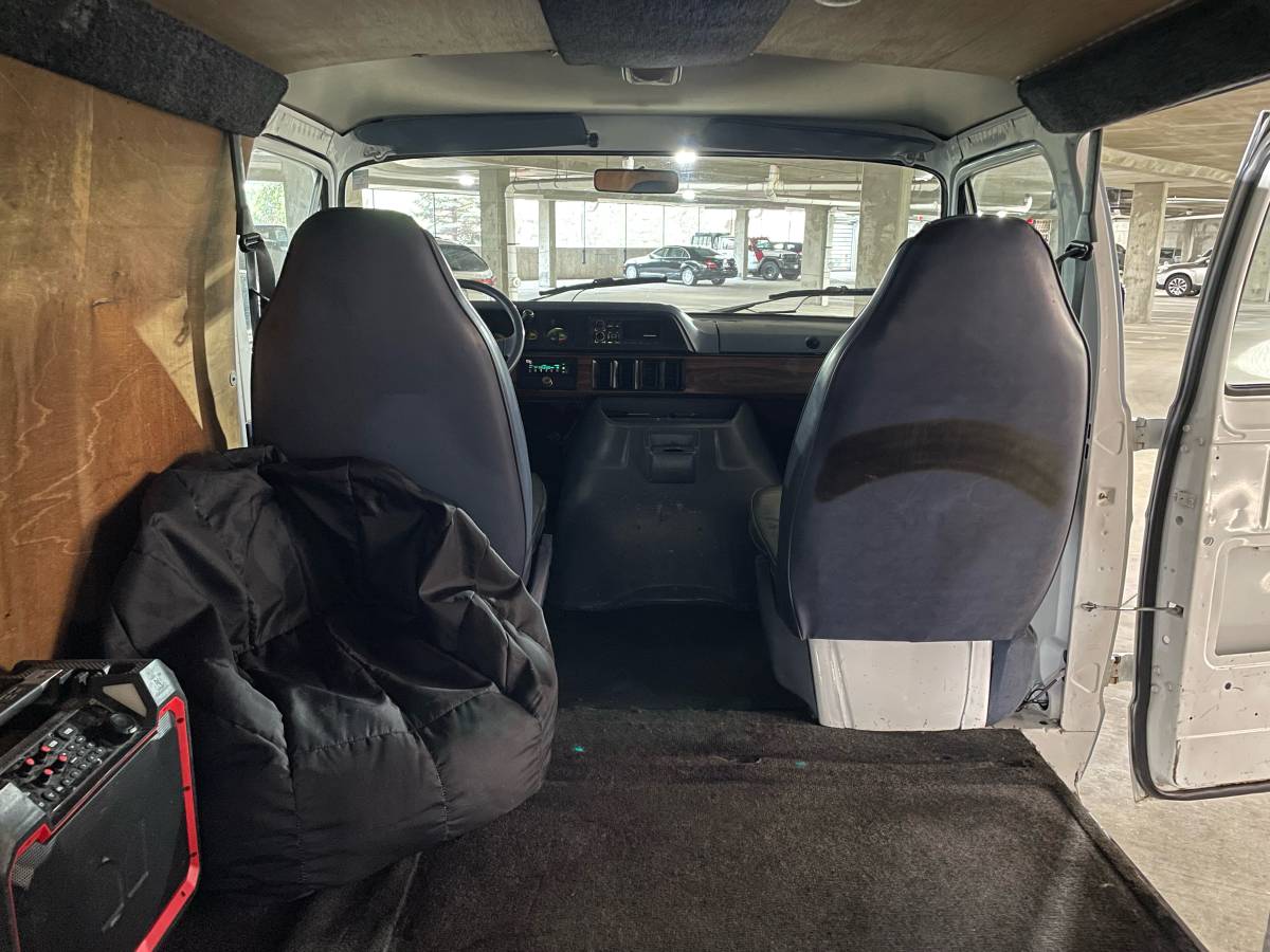 Dodge-Ram-van-2500-1991-white-11