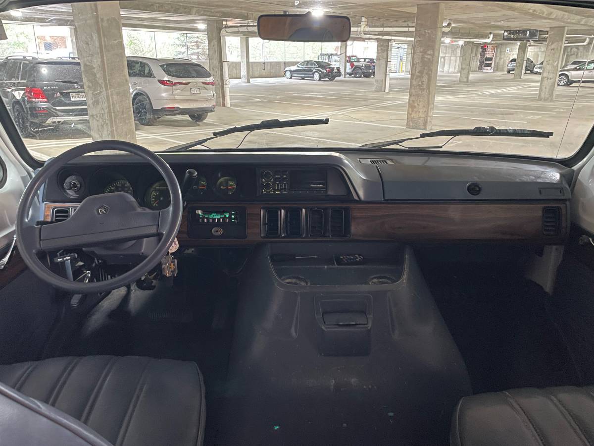 Dodge-Ram-van-2500-1991-white-12