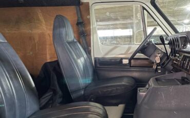 Dodge-Ram-van-2500-1991-white-13
