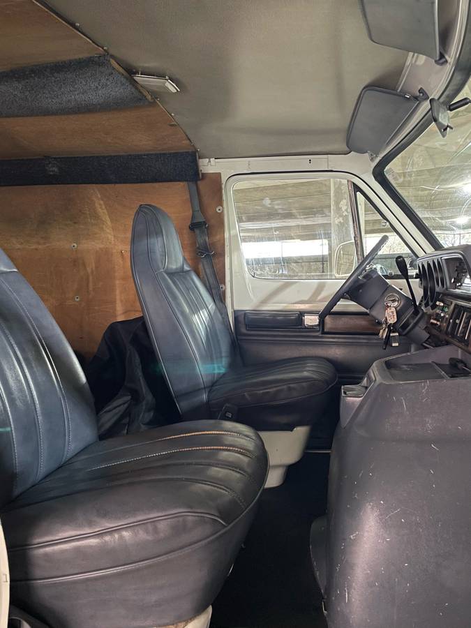 Dodge-Ram-van-2500-1991-white-13