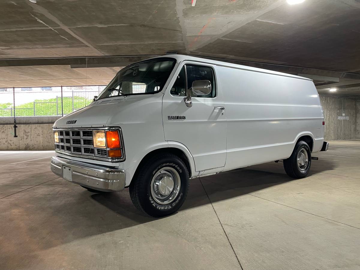 Dodge-Ram-van-2500-1991-white-15
