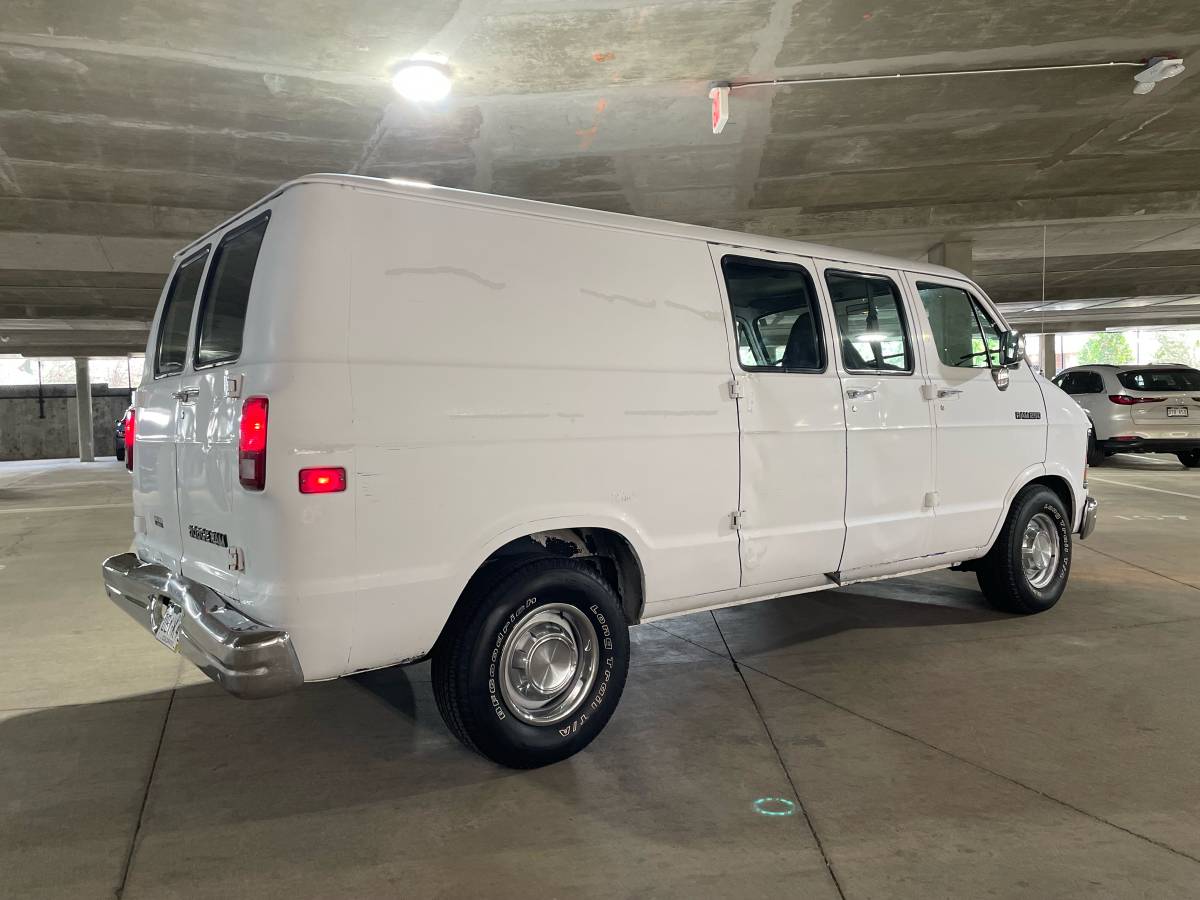 Dodge-Ram-van-2500-1991-white-3