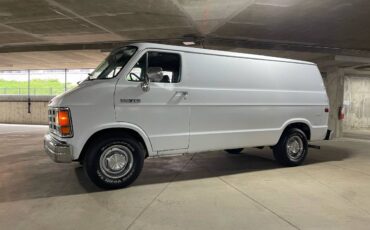 Dodge-Ram-van-2500-1991-white