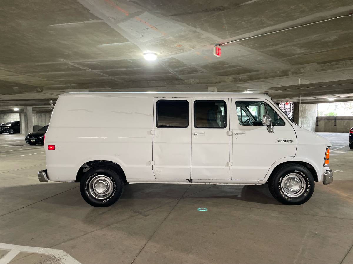 Dodge-Ram-van-2500-1991-white-4
